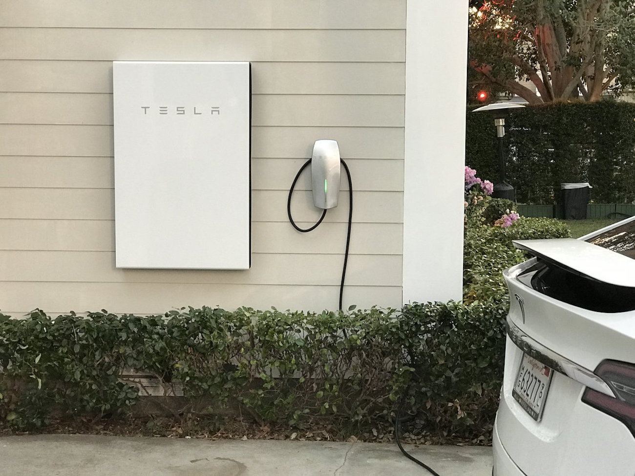 Empresa “Tesla” apresentou telhado solar ousado e nova versão de sua bateria para casas